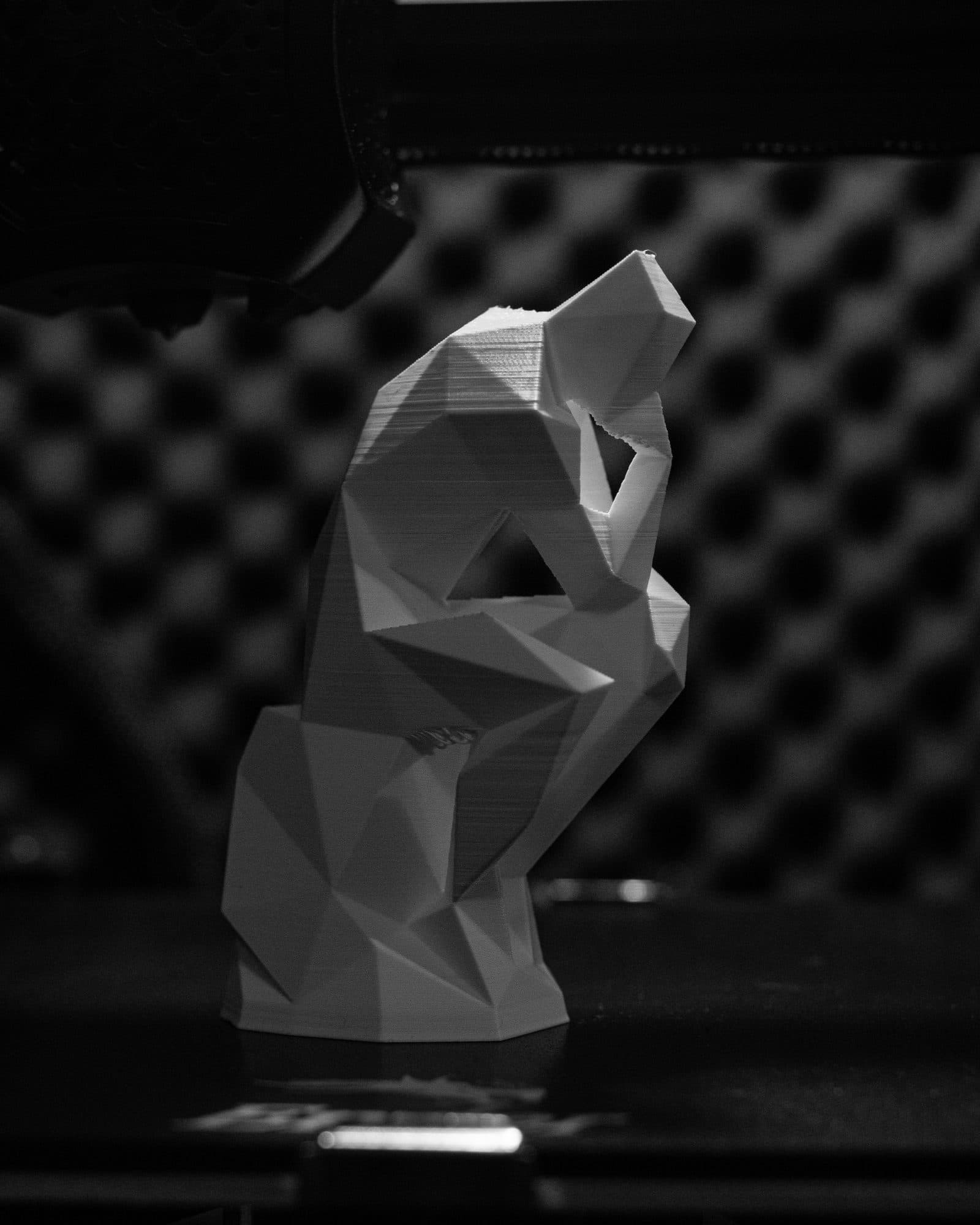 Een 3D-geprint object van dichtbij, met de laagjes duidelijk zichtbaar in het licht.